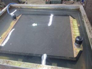 非常用発電機 日野　Eg#H07D ラジエーター修理